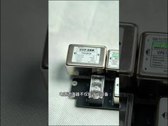 Przedstawiamy czarny klips ferrytowy o impedancji 50 omów do redukcji szumów EMI RFI na kablach dla Ciebie